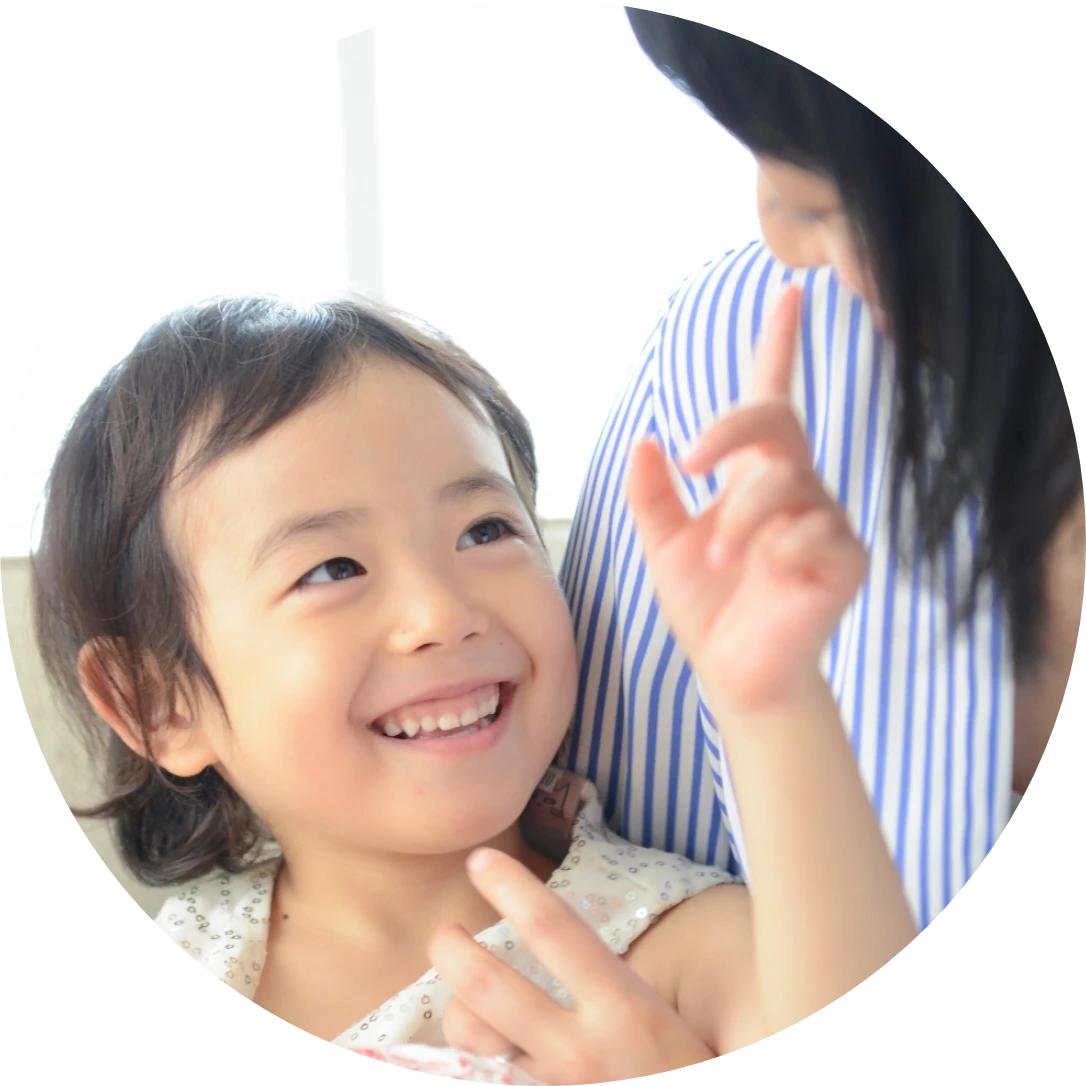 小児はり治療を受ける笑顔のお子様